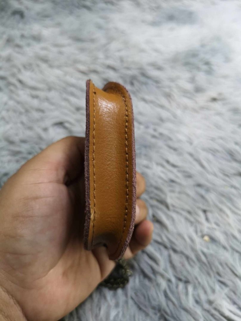 Cowhide Leather Snap Closure Coin Purse (Category: Wallets & Card Holders) located in Santa Cruz. Submitted by jmy_surplus.2 (Listing ID 1465890753, Image 2). Description: Size ; L - 3.3 W - 4.2 Color ; Tan Type ; Coin Purse Brand ; No brand Material ; Leather Style ; Leather Coin Purse With Chain LR 129 JMY 5 Batch #224.
