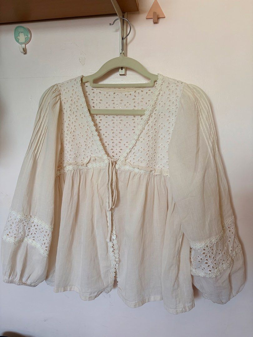 Cream Eyelet Gathered Top (Category: Longsleeves) located in Tayug. Submitted by deklutter_ (Listing ID 1465908196, Image 1). Description: Cute and preppy style GANDA parin ng deets From vietnam Fits XS-S (+) signs of wear; no visible damage ‼️Final price.