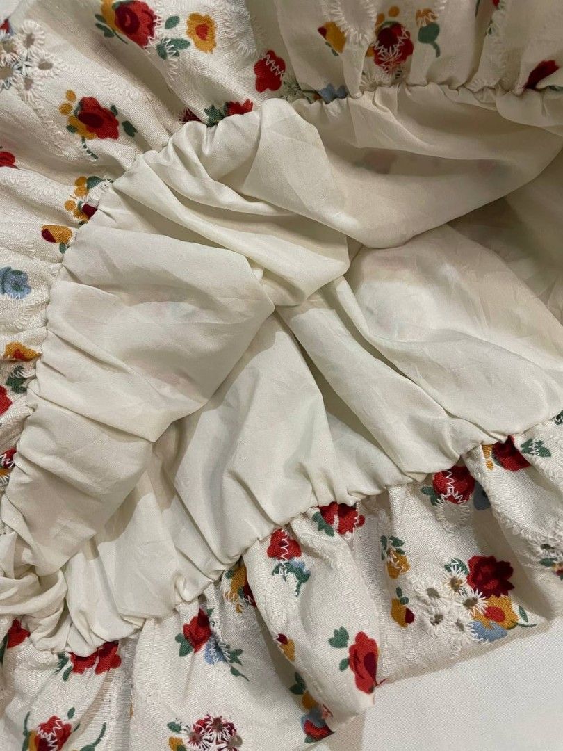 Cream Floral Square Neck Loose Top (Category: Sleeveless) located in Binan City. Submitted by declutterbyjwy (Listing ID 1465903620, Image 2). Description: - can fit xs-m - double lining - good as new, never used & no flaws.