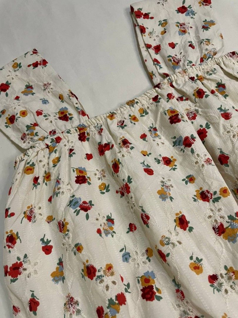 Cream Floral Square Neck Loose Top (Category: Sleeveless) located in Binan City. Submitted by declutterbyjwy (Listing ID 1465903620, Image 3). Description: - can fit xs-m - double lining - good as new, never used & no flaws.