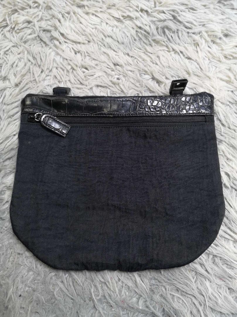 Crocodile Embossed Trim Zipper Closure Pouch (Category: Purses & Pouches) located in Santa Cruz. Submitted by jmy_surplus.2 (Listing ID 1465891518, Image 1). Description: Size ; L - 8.4 W - 10 Color ; Black Type ; Pouch Brand ; No brand Material ; Nylon Style ; Black Zipper Closure Pouch LR 129 JMY 5 Batch #224.