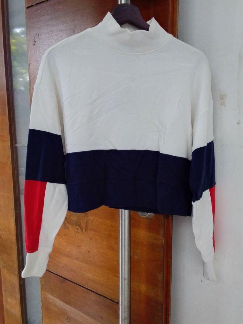 Crop sweater (Category: Coats, Jackets and Outerwear) located in Quezon City. Submitted by kema2191 (Listing ID 1465813170, Image 1). Description: .