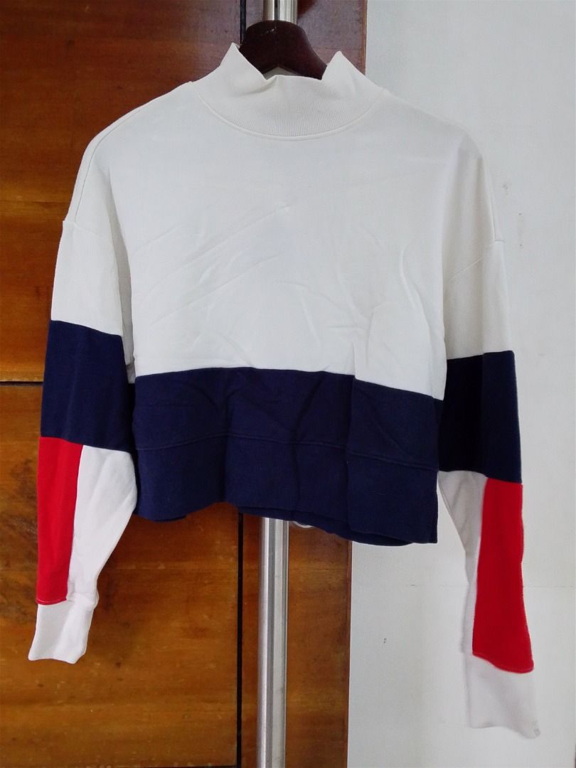 Crop sweater (Category: Coats, Jackets and Outerwear) located in Quezon City. Submitted by kema2191 (Listing ID 1465813170, Image 2). Description: .