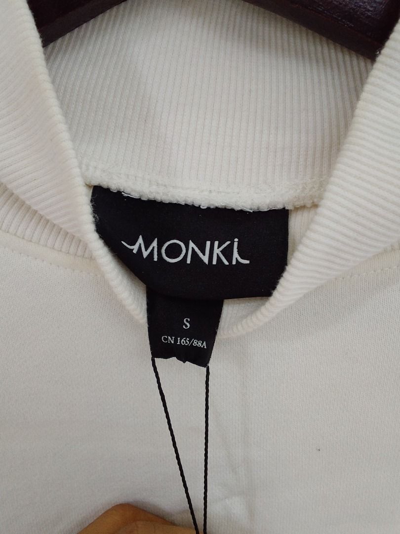 Crop sweater (Category: Coats, Jackets and Outerwear) located in Quezon City. Submitted by kema2191 (Listing ID 1465813170, Image 3). Description: .