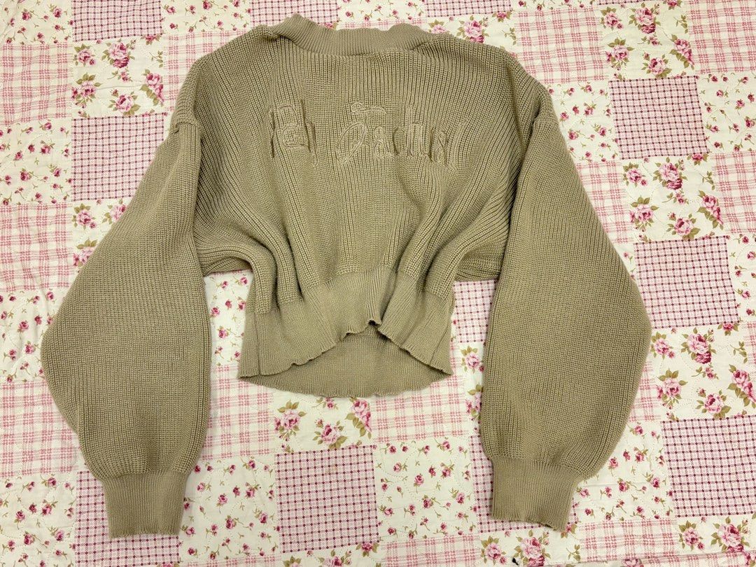 Cropped sweater (Category: Longsleeves) located in Manila. Submitted by andycluttr (Listing ID 1465916175, Image 1). Description: .