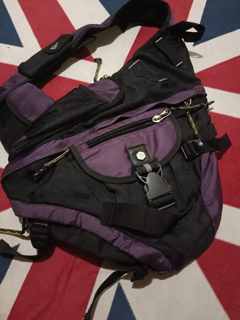 CROSSBODY BAG (Category: Belt bags, Clutches and Pouches) located in Santa Cruz. Submitted by rae_declutclothes (Listing ID 1465869595, Image 3). Description: 15x21 good condi.