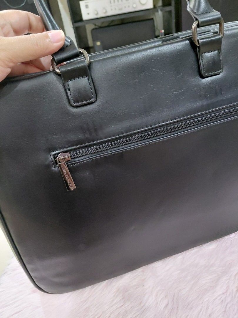David Jones (Category: Clutches) located in Pasig City. Submitted by janalopez904 (Listing ID 1463465462, Image 2). Description: Laptop Bag from US - Brand new.