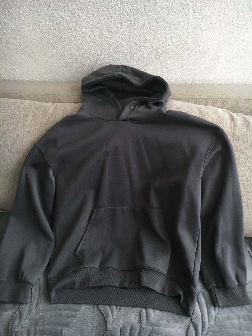 Dazy Slate Hoodie Size L (Category: Hoodies) located in Manila. Submitted by grnickkk (Listing ID 1465775257, Image 1). Description: - Brand: Dazy - Size: L (Relaxed fit) - Color: Grey - Material: Fleece-lined interior (super warm and soft, good weight) - Features: Front kangaroo pocket, double snap buttons on neckline, ribbed cuffs and hem - Condition: Great for chilly days - Fulfillment: Meetup or shipping options available.