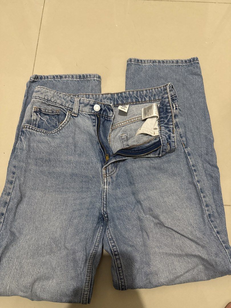 &DENIM Light Wash Straight Leg Jeans (Category: Jeans) located in Manila. Submitted by hiiipurple (Listing ID 1465863453, Image 2). Description: - Brand: &DENIM - Wash: Light wash, classic blue denim - Fit: Straight leg cut - Closure: Zip fly with metal button - Details: Small button on the right back pocket, tan leather brand patch at the back waistband - Style: Versatile everyday staple, perfect for pairing with basic tees and hoodies.