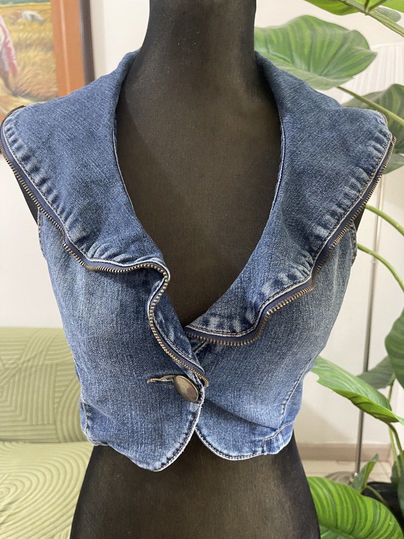 Denim ruffle Top (Category: Sleeveless) located in Baguio. Submitted by pawsome_closet (Listing ID 1465879528, Image 2). Description: Small.