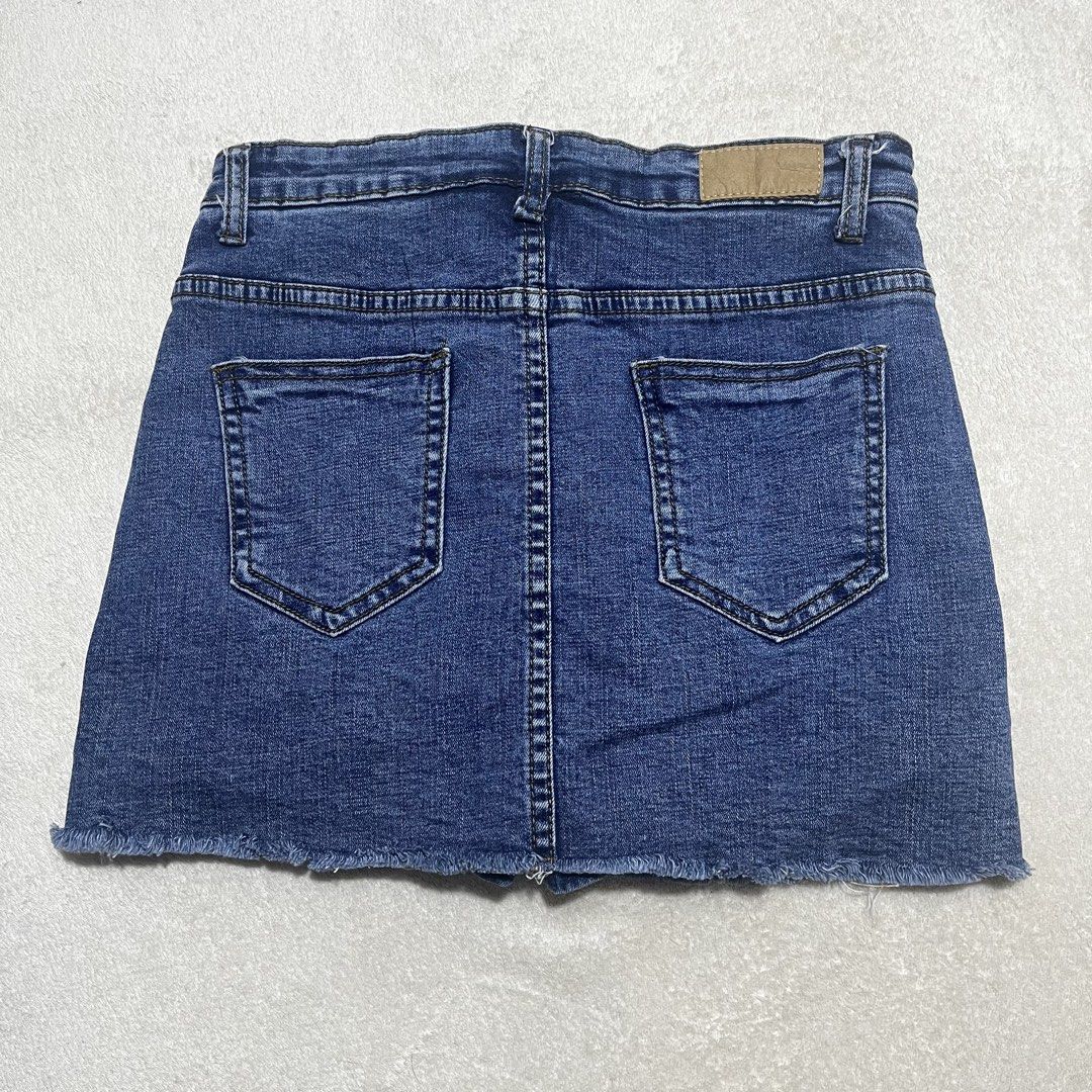 Denim skort (Category: Skirts) located in Santa Rosa. Submitted by bhelprelovedcloset (Listing ID 1465880871, Image 3). Description: • mini denim skort with a raw, slightly frayed hemline. • Closure: Standard button closure with a zipper fly and belt loops. • Pockets: Traditional 5-pocket design styling. • Measurements: • Waist: 26–27 inches • Length: 12 inches.