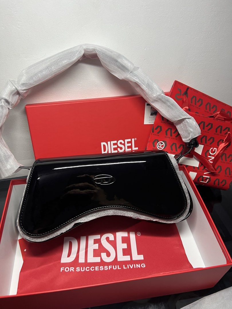 DIESEL PLAY-GLOSSY CROSSBODY BAG (Category: Shoulder Bags) located in Manila. Submitted by loumelia (Listing ID 1465855909, Image 2). Description: FREE SHIPPING .