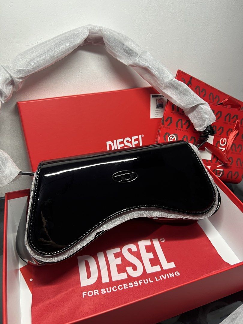 DIESEL PLAY-GLOSSY CROSSBODY BAG (Category: Shoulder Bags) located in Manila. Submitted by loumelia (Listing ID 1465855909, Image 1). Description: FREE SHIPPING .