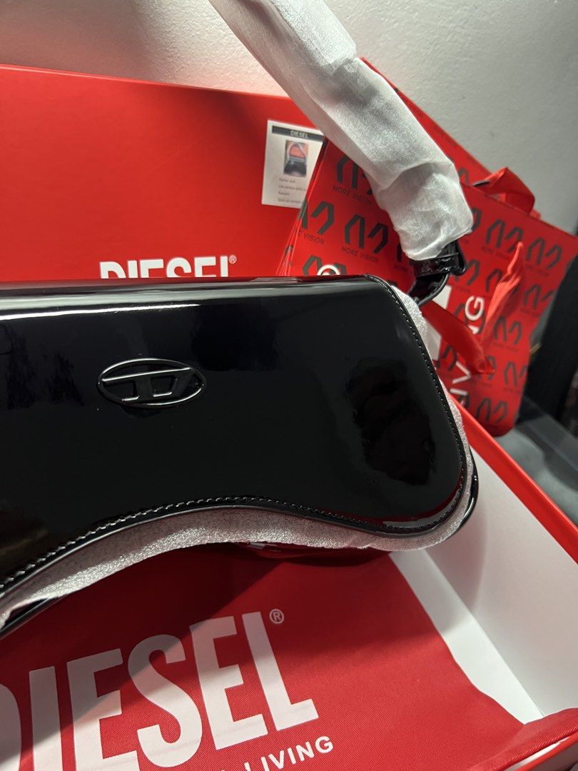 DIESEL PLAY-GLOSSY CROSSBODY BAG (Category: Shoulder Bags) located in Manila. Submitted by loumelia (Listing ID 1465855909, Image 3). Description: FREE SHIPPING .