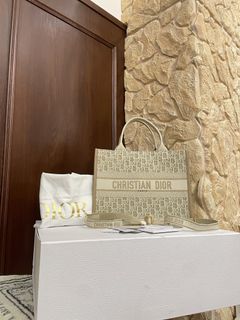 (Category: ) located in . Submitted by collynluxurybag (Listing ID 1465893377, Image 1). Description: .