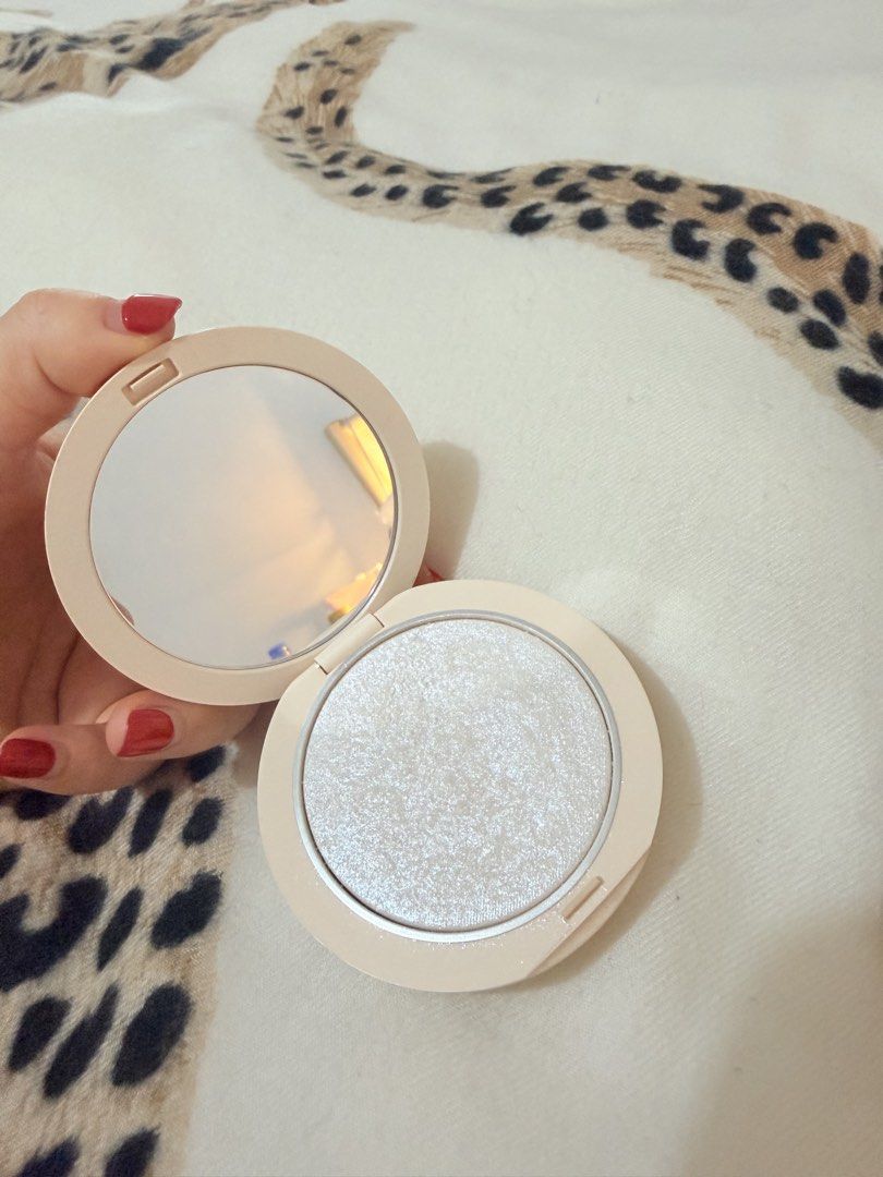 Dior Forever Couture Luminizer 03 Pearlescent Glow (Category: Makeup) located in Manila. Submitted by mengxir20193848 (Listing ID 1465879240, Image 3). Description: - Brand: Dior Forever Couture Luminizer - Shade: 03 Pearlescent Glow - Condition: Swatched once on the back of the hand (like new) - Net Weight: 6 grams - Origin: Made in Italy - Features: Iconic quilted design with CD logo and built-in mirror.