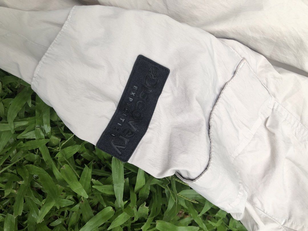 Discovery Expedition Cargo Jogger Pants Beige Size 32 (Category: Joggers) located in Kabasalan. Submitted by hamugaway (Listing ID 1465826704, Image 2). Description: - Brand: Discovery Expedition - Style: Cargo Joggers - Color: Beige - Size: 32 (82) - Condition: Clean, brand new with tags attached inside - Material: Lightweight technical fabric - Features: Elastic waistband with button closure, multiple side utility pockets, and elastic ankle cuf
