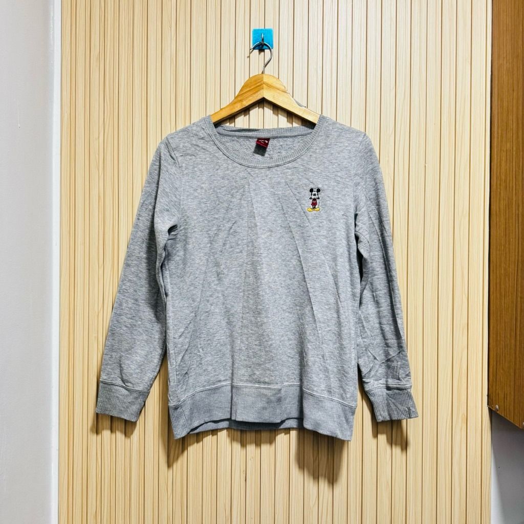GORPCORE STREETWEAR Acubi Academia DISNEY Mickey Mouse Pullover Sweatshirt Medium GREY MEDIUM 19x25 (Category: Coats, Jackets and Outerwear) located in Dasmarinas. Submitted by yg_swoosh (Listing ID 1465940601, Image 1). Description: > PRE-LOVED / NEEDS WASHING. NO OTHER ISSUES. GORPCORE STREETWEAR Acubi Academia DISNEY Mickey Mouse Pullover Sweatshirt Medium GREY MEDIUM 19x25 #Normcore #VintageAesthetic #LightAcademia #AcubiAesthetic #ArtHoe #So