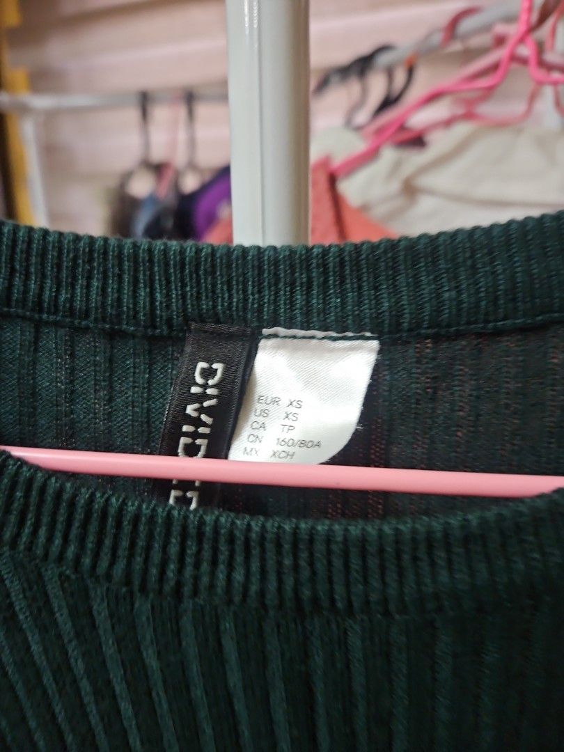 Divided Dark Green Ribbed Long Sleeve Top (Category: Longsleeves) located in Calamba. Submitted by handpickedbynetty (Listing ID 1465837517, Image 2). Description: - Brand: Divided - Color: Dark green - Size: XS - Style: Long sleeves, round neckline, fitted cut - Material: Soft stretch knit fabric - Perfect basic piece for daily wear, easy to style with jeans or skirts.