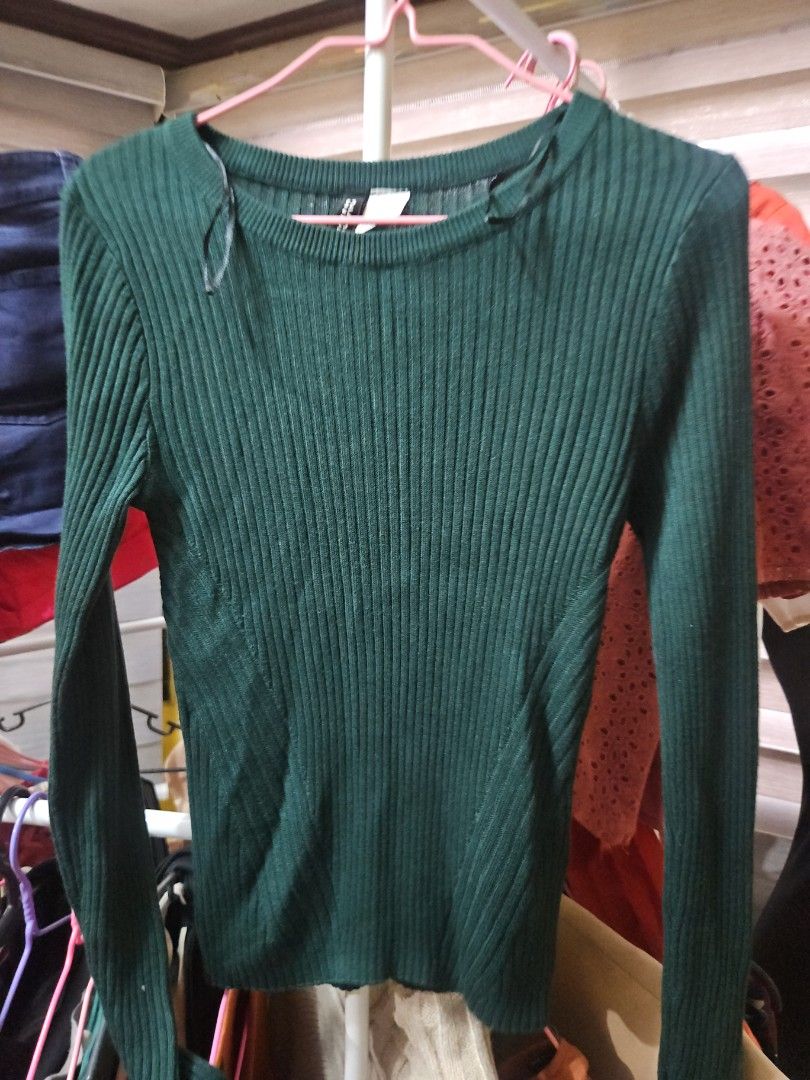 Divided Dark Green Ribbed Long Sleeve Top (Category: Longsleeves) located in Calamba. Submitted by handpickedbynetty (Listing ID 1465837517, Image 1). Description: - Brand: Divided - Color: Dark green - Size: XS - Style: Long sleeves, round neckline, fitted cut - Material: Soft stretch knit fabric - Perfect basic piece for daily wear, easy to style with jeans or skirts.