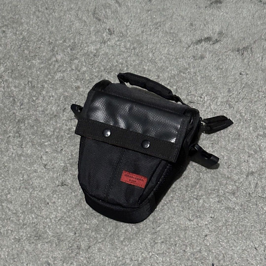 Elecom Graphgear Camera Bag Holster Case Black (Category: Camera Bags & Carriers) located in Lipa City. Submitted by jecoparra (Listing ID 1465840556, Image 3). Description: - Brand: Elecom Graphgear - Color: Black - Condition: Excellent / Pre-loved (ready to use) - Material: Rugged exterior designed for durability and protection - Closure: Front flap secured with sturdy metal snaps - Portability: Features a durable top handle and side loops for 