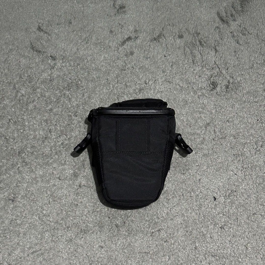 Elecom Graphgear Camera Bag Holster Case Black (Category: Camera Bags & Carriers) located in Lipa City. Submitted by jecoparra (Listing ID 1465840556, Image 2). Description: - Brand: Elecom Graphgear - Color: Black - Condition: Excellent / Pre-loved (ready to use) - Material: Rugged exterior designed for durability and protection - Closure: Front flap secured with sturdy metal snaps - Portability: Features a durable top handle and side loops for 