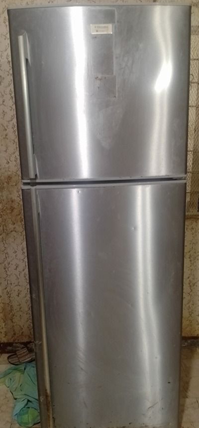 Electroluxx 11 Cubic Ft Refrigerator (Category: Refrigerators and Freezers) located in San Pedro. Submitted by hobbiesandeverything (Listing ID 1465937199, Image 1). Description: Selling: Electroluxx Refrigerator - 11 cubic feet - still in working / functioning condition Flaws: - as seen on the photos, medyo rusty na yung nasa ibabang part ng ref, pero puwede naman mag-apply ng anti-rust solution and repaint the area - sira na rin yung gasket ng 