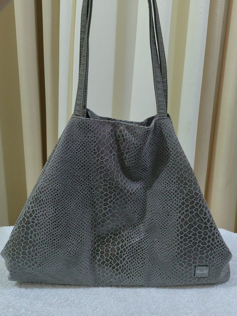 Elena H. Grey Snakeskin Pattern Tote Bag (Category: Tote Bags) located in Makati City. Submitted by prelovedtreatedwithlove (Listing ID 1465786691, Image 3). Description: -Grey tote bag with a faux snakeskin texture and subtle SPARKLE. - Roomy size for everyday use or work items. Adjustable size - no issue.. Like new A-223.