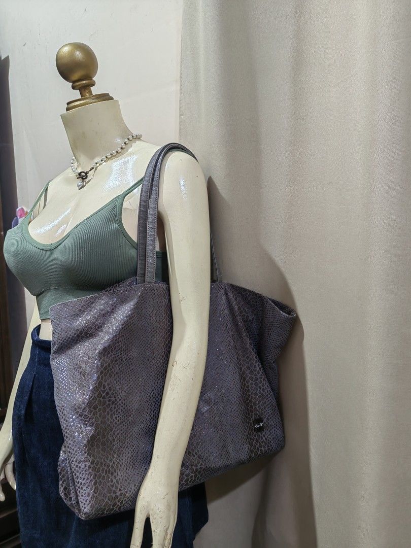 Elena H. Grey Snakeskin Pattern Tote Bag (Category: Tote Bags) located in Makati City. Submitted by prelovedtreatedwithlove (Listing ID 1465786691, Image 2). Description: -Grey tote bag with a faux snakeskin texture and subtle SPARKLE. - Roomy size for everyday use or work items. Adjustable size - no issue.. Like new A-223.