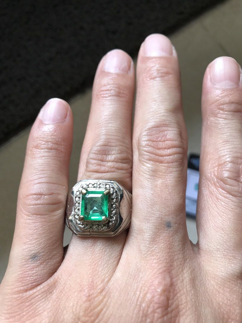 Emerald ring (Category: Jewelry) located in Singapore. Submitted by lawrencelucifer81 (Listing ID 1465808134, Image 3). Description: .