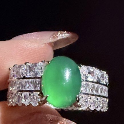 Emerald ring (Category: Rings) located in Singapore. Submitted by missig (Listing ID 1465868555, Image 2). Description: Size 7 . 925 silver.