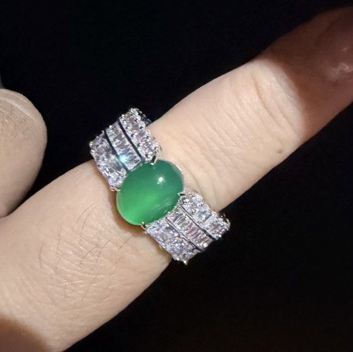 Emerald ring (Category: Rings) located in Singapore. Submitted by missig (Listing ID 1465868555, Image 3). Description: Size 7 . 925 silver.