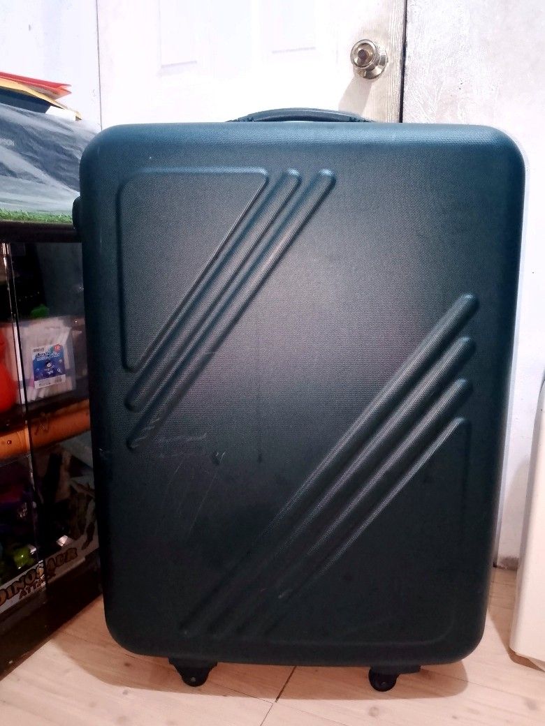 Eminent Durable Extra Large Luggage (Category: Luggage) located in Dasmarinas. Submitted by michie_olshoppe25 (Listing ID 1465872154, Image 1). Description: .