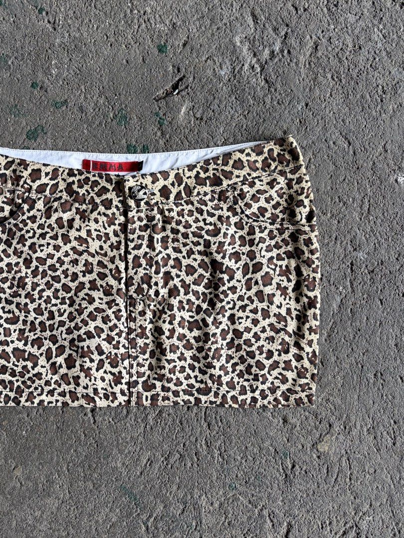EMMA Leopard Print Mini Skirt (Category: Skirts) located in Quezon City. Submitted by ward.drobe (Listing ID 1465781244, Image 2). Description: Emma animal print skirt Size L - 11 inch Waist - 16 inch.