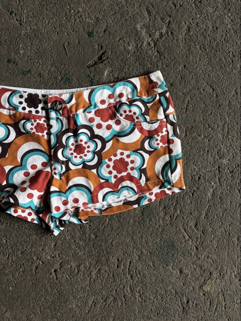 EMMA retro floral printed shorts (Category: Shorts) located in Quezon City. Submitted by ward.drobe (Listing ID 1465787166, Image 2). Description: Emma shorts Size L - 10 inch Waist - 15 inch Rise - 6 inch.