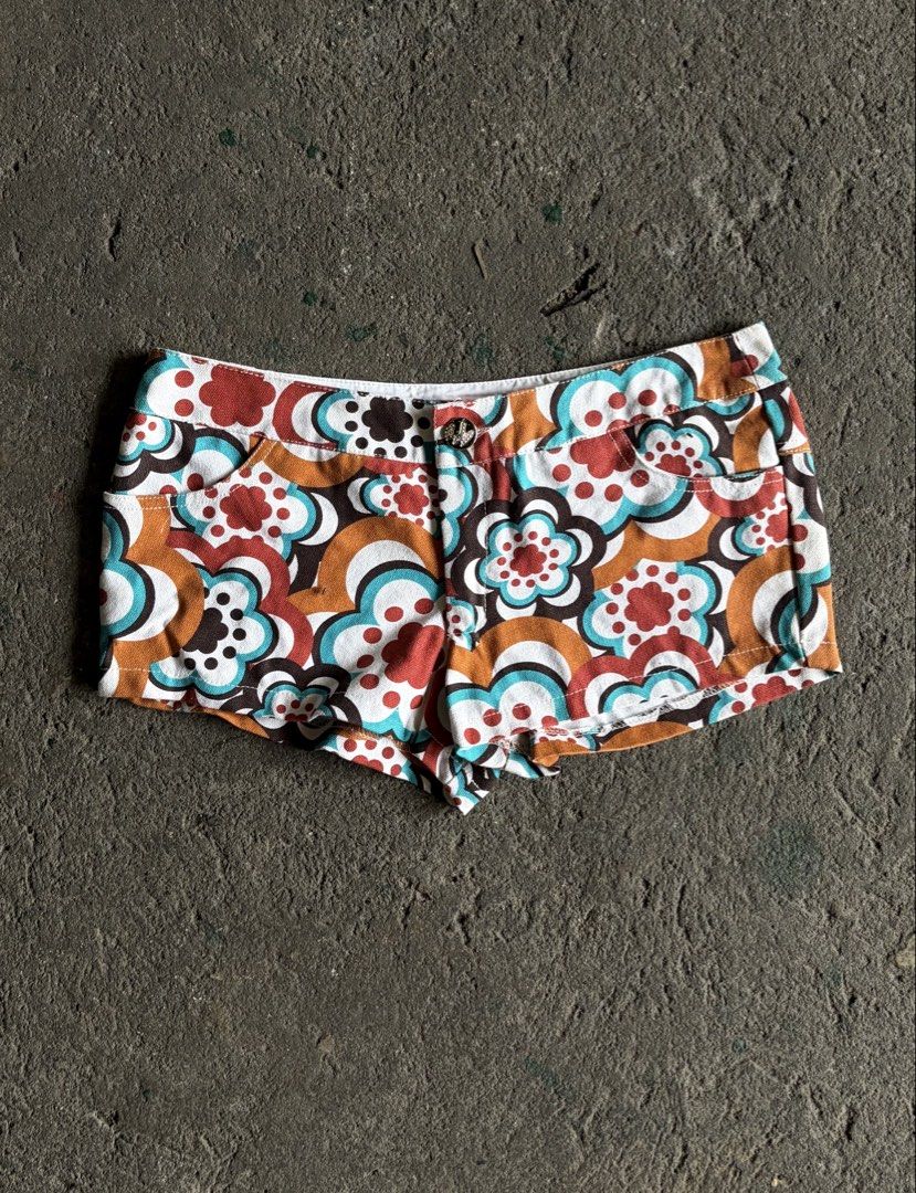 EMMA retro floral printed shorts (Category: Shorts) located in Quezon City. Submitted by ward.drobe (Listing ID 1465787166, Image 1). Description: Emma shorts Size L - 10 inch Waist - 15 inch Rise - 6 inch.