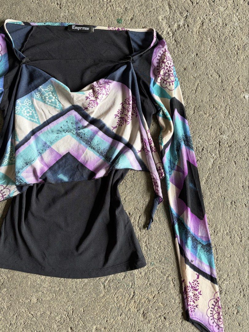 Empress Convertible Halter Long Sleeve Top (Category: Longsleeves) located in Quezon City. Submitted by ward.drobe (Listing ID 1465772087, Image 2). Description: Empress top Size S-M strechy.