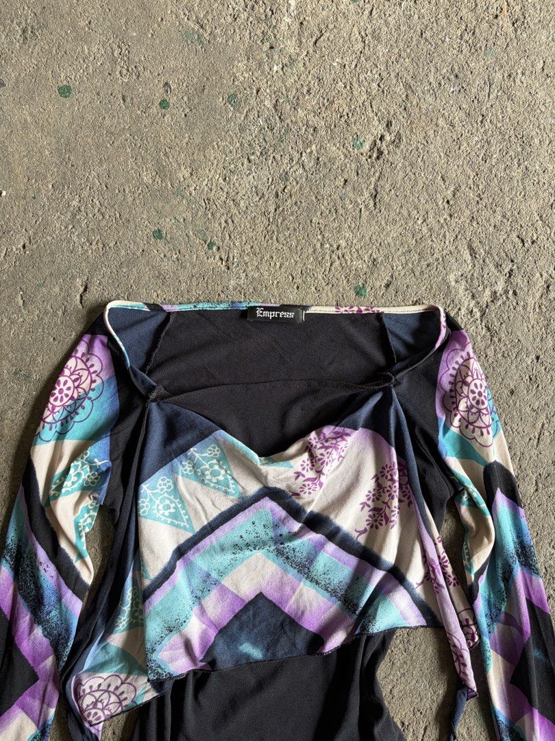 Empress Convertible Halter Long Sleeve Top (Category: Longsleeves) located in Quezon City. Submitted by ward.drobe (Listing ID 1465772087, Image 3). Description: Empress top Size S-M strechy.