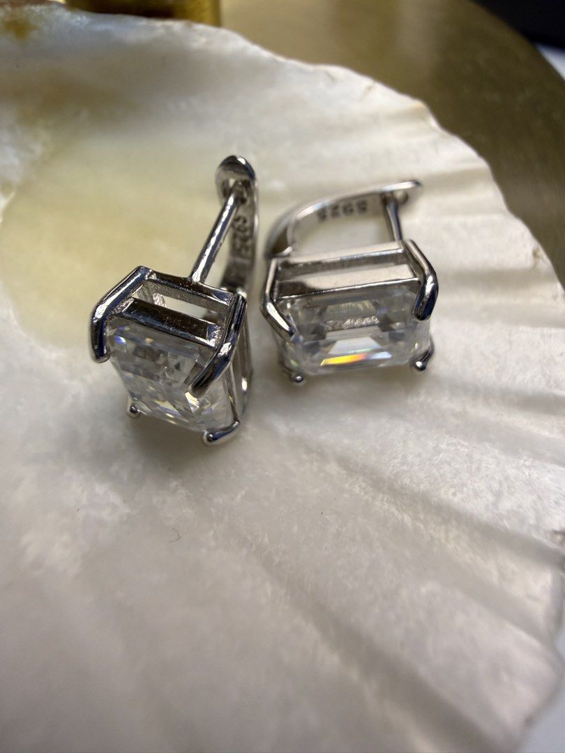 English Lock Earrings - e.cut Moissanite (Category: Earrings) located in Baguio. Submitted by mooi.kuryba (Listing ID 1465934223, Image 3). Description: Make a statement with our D Color Moissanite English Lock Earrings!✨ These emerald-cut beauties are dazzling with unmatched clarity, making them perfect for any occasion. 💎 Don’t miss out on this stunning piece! 🤩 They’re available now, so add them to your collection today! ✨ D Color Moissanite