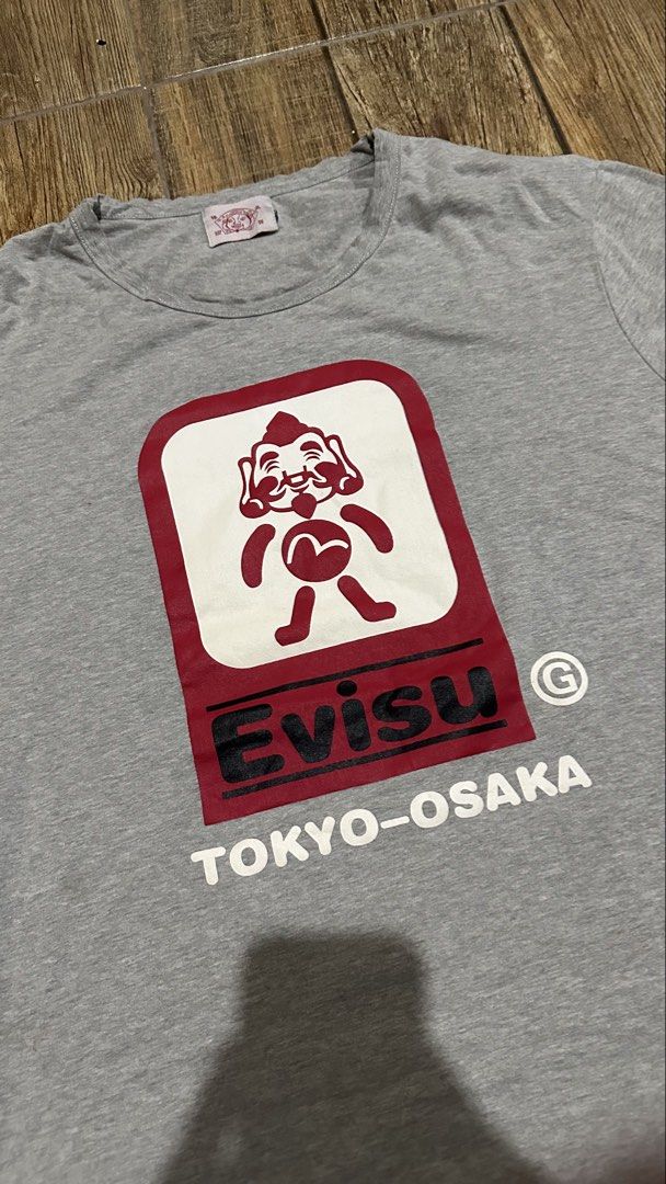 EVISU SHIRT (Category: Tshirts & Polo Shirts ) located in Manila. Submitted by urban-vintage_2 (Listing ID 1465780426, Image 3). Description: ISSUE: NONE ( NEED WASH ) MOP :GCASH ( NO COD ) SHIP VIA : LALAMOVE & J&T LOCATION : PASIG CITY LENGTH : 27 WIDTH : 22.