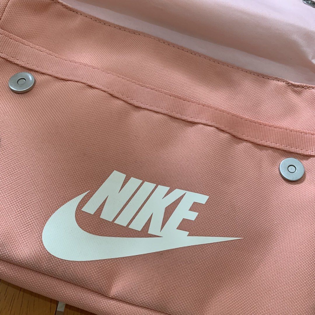 [excellent condition] Nike shoulder bag (Category: Shoulder Bags) located in Surigao. Submitted by luxxbytm.ph (Listing ID 1465788307, Image 3). Description: Kasya long wallet and phone .
