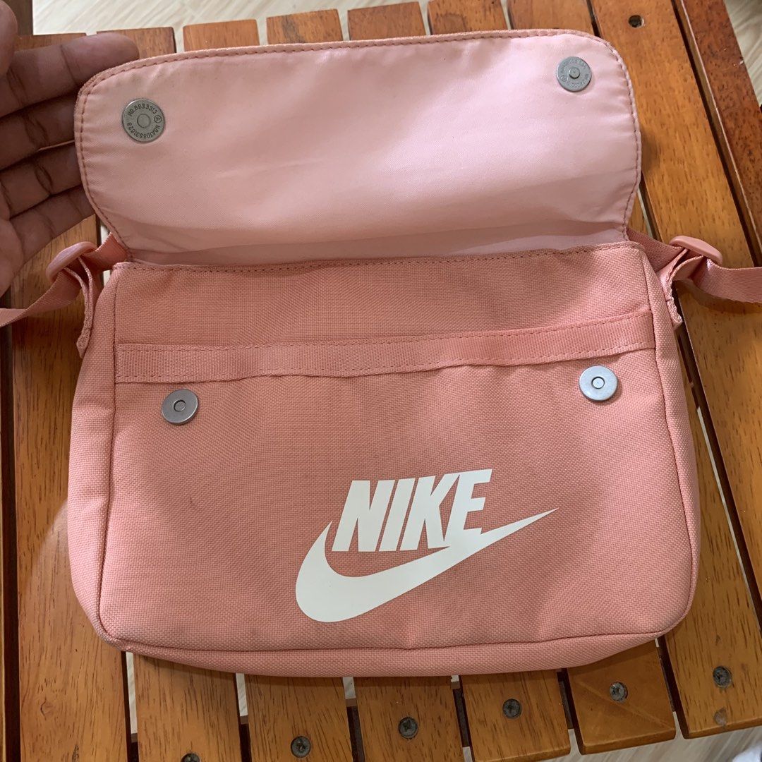 [excellent condition] Nike shoulder bag (Category: Shoulder Bags) located in Surigao. Submitted by luxxbytm.ph (Listing ID 1465788307, Image 2). Description: Kasya long wallet and phone .