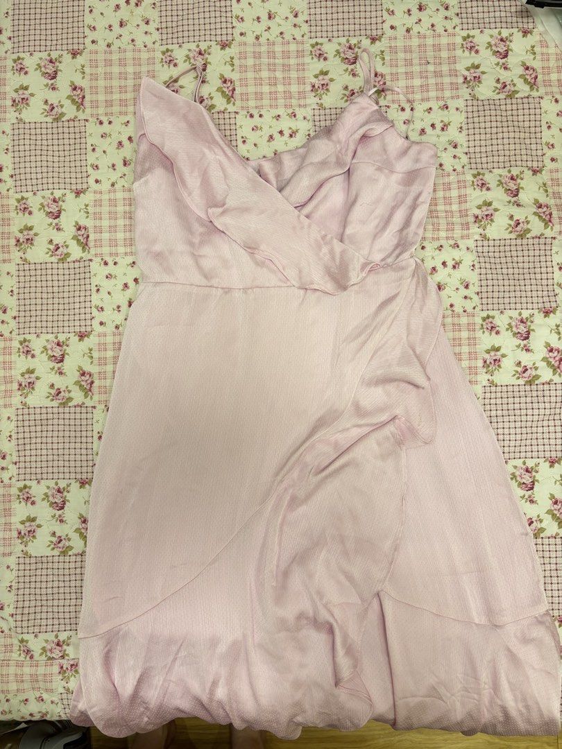 EXPRESS blush pink flowy dress (Category: Dresses) located in Manila. Submitted by andycluttr (Listing ID 1465919292, Image 1). Description: size M petite.
