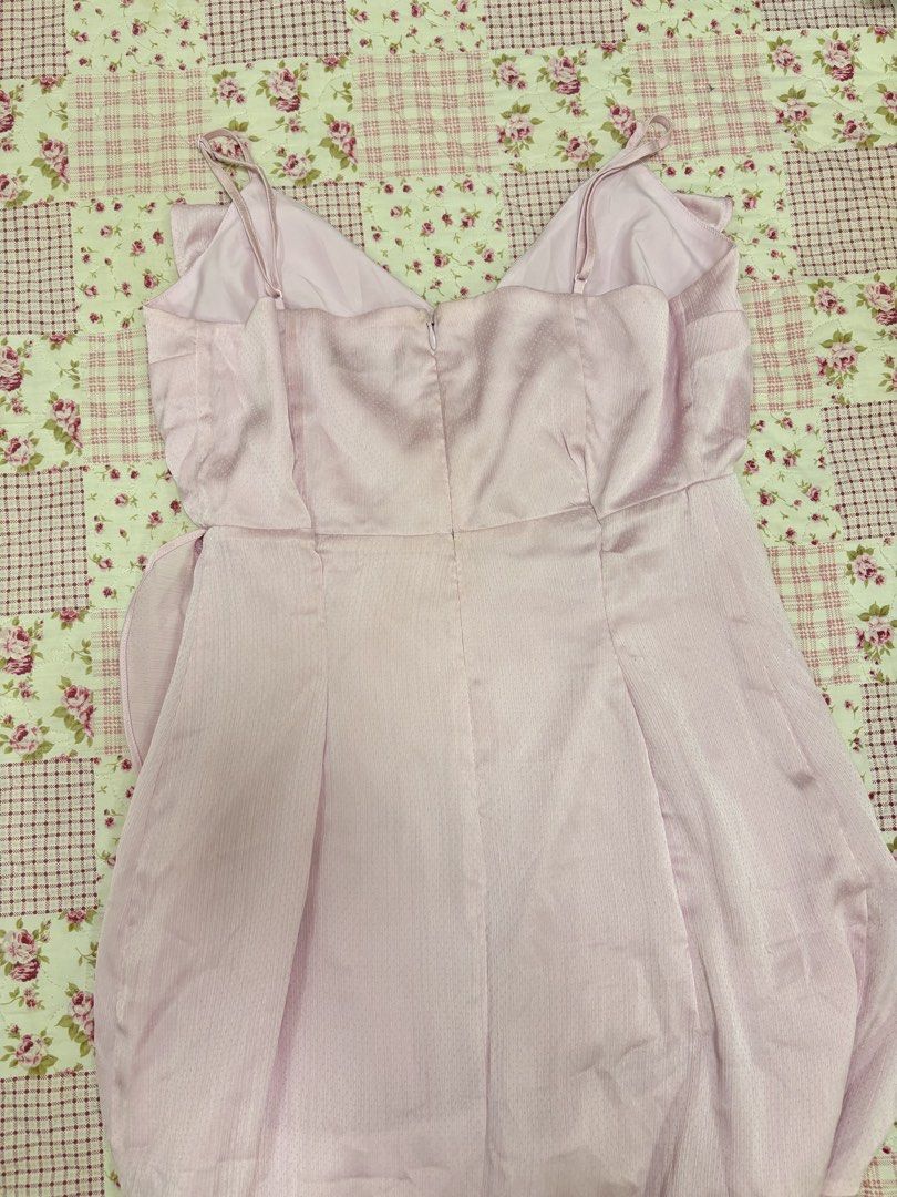 EXPRESS blush pink flowy dress (Category: Dresses) located in Manila. Submitted by andycluttr (Listing ID 1465919292, Image 3). Description: size M petite.