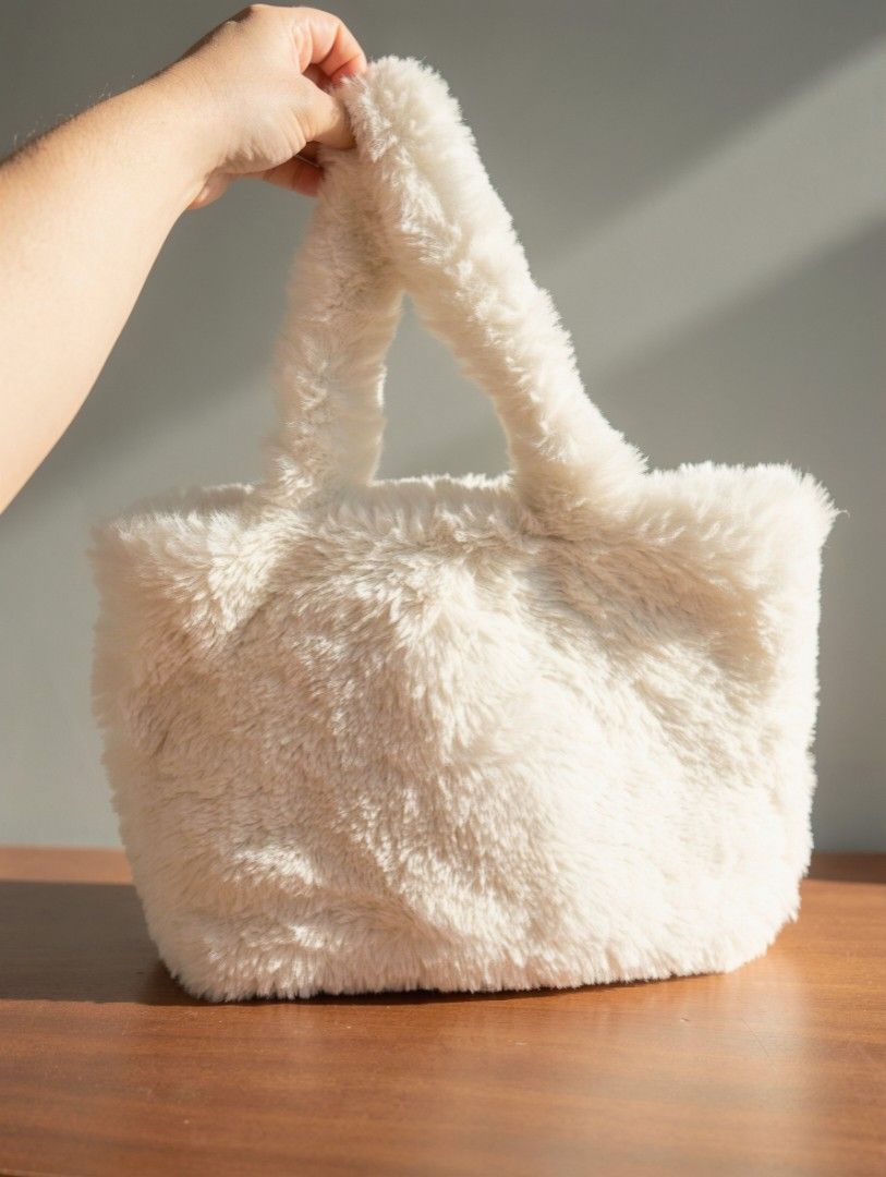 faux fur tote bag (Category: Tote Bags) located in Pototan. Submitted by mgnmay (Listing ID 1465792529, Image 1). Description: .