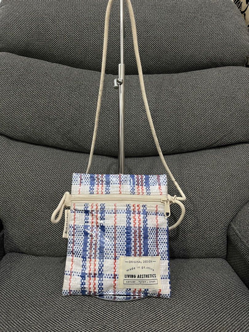 Fishthinks Sling Bag (Category: Sling Bags) located in Baguio. Submitted by whatthestore (Listing ID 1465781960, Image 3). Description: .
