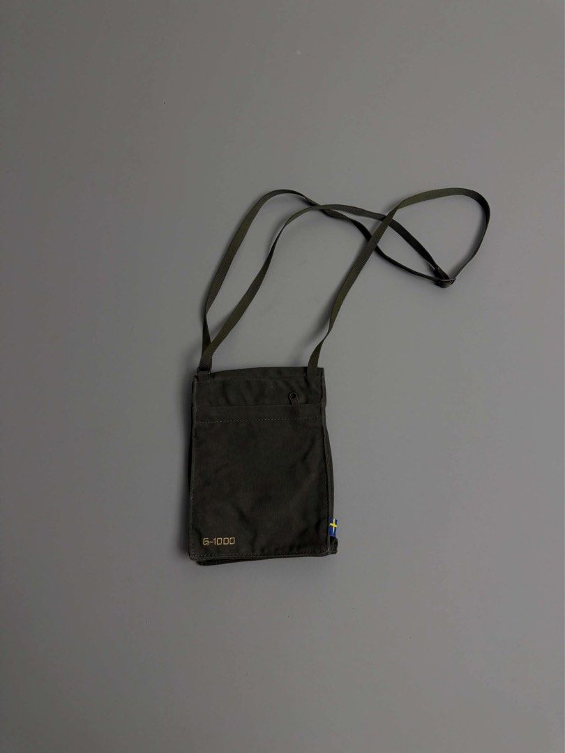 FJÄLLRÄVEN (Category: Sling Bags) located in Guagua. Submitted by sweetboyy (Listing ID 1465762536, Image 3). Description: FJÄLLRÄVEN DARK GREEN POCKET SHOULDER BAG.