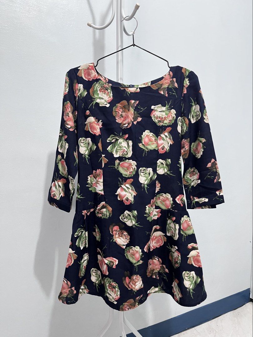 Floral Dress (Category: Dresses) located in Makati City. Submitted by secondhandstories07 (Listing ID 1465798830, Image 3). Description: Color: blue and with florals Size: S Location: Makati This can be worn for a casual date or attending an occasions .