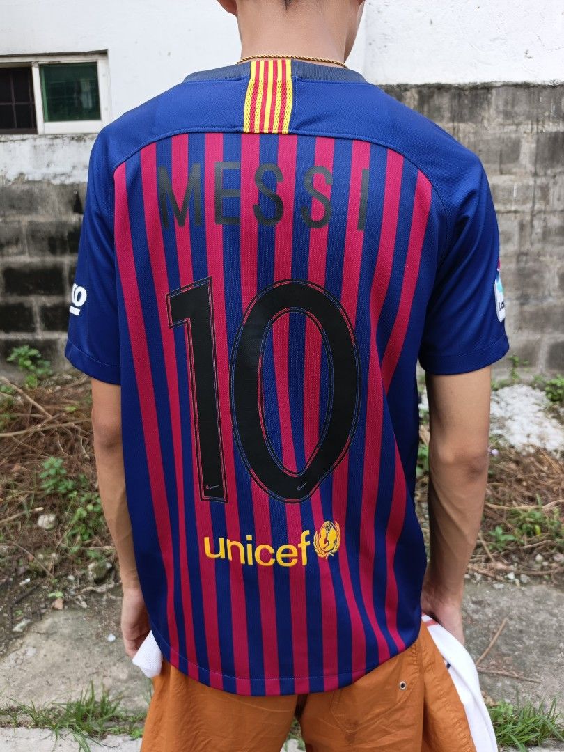 FOOTBALL JERSEY NIKE (Category: Formal Shirts) located in Manila. Submitted by freedeer.dd6cce (Listing ID 1465882966, Image 2). Description: AUTHENTIC FOOTBALL JERSEY EXCELLENT GOOD CONDI SIZE MED 850 PHP.