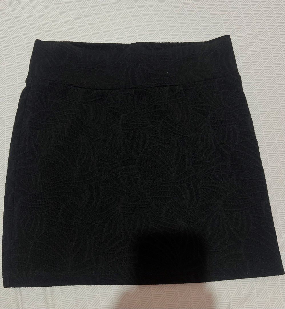 Forever 21 Black Patterned Skirt Size L (Category: Skirts) located in Manila. Submitted by kaceylgt (Listing ID 1465925463, Image 2). Description: - Brand: Forever 21 - Size: Large - Color: Solid Black - Details: Textured floral woven pattern, thick elastic waistband - Origin: Made in Korea - Condition: Great for casual or dressed-up looks.